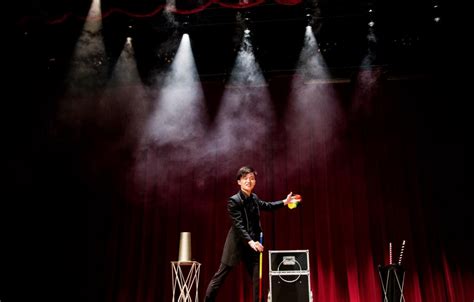 Mastering Stage Presence: How Magicians Command Attention and Control the Room